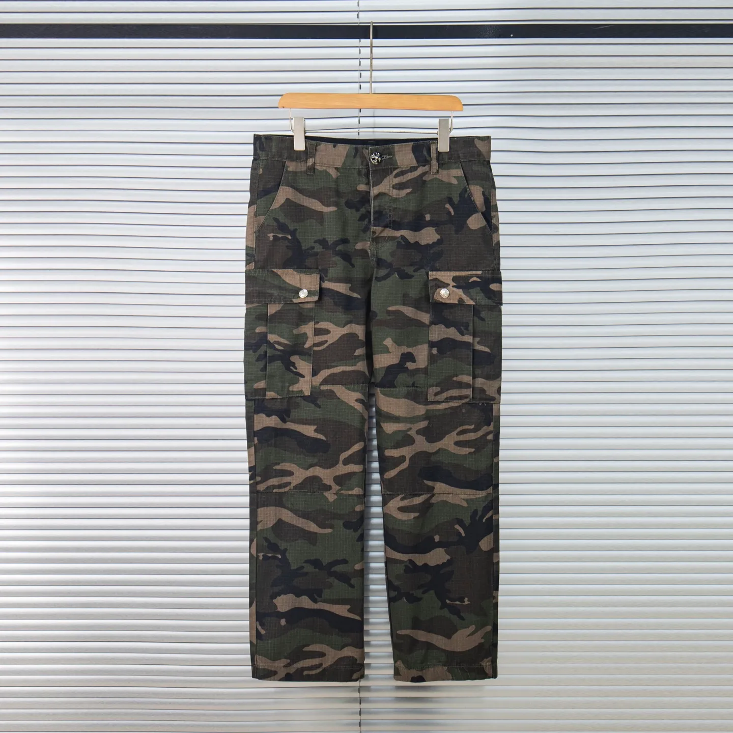 P260 Chrome hearts CH Chrome hearts new silver camouflage three-dimensional pocket overalls Chrome hearts is a top brand in the fashion world, and these pants are one of the best. It uses the classic Levi's jeans bottom panel, which has been carefully disassembled and spliced. The washed effect is natural, showing a unique retro charm. The pants are based on camouflage and are paired with cross patches, which have a great visual impact. These patches are exquisitely crafted and have a luxurious feel. The hardware accessories are ultra-exquisite. The placket buckle is made of silver, hand-polished and painted with distressing liquid. The main buckle has a three-dimensional cross flower shape. The six-pointed star screws and hand-cut leather washers on the back are full of details, which are both beautiful and durable. Style number: 1731# Color: Camouflage Size: 28 30 32 34 36